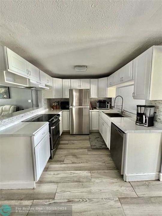 Active With Contract: $464,900 (2 beds, 1 baths, 1046 Square Feet)