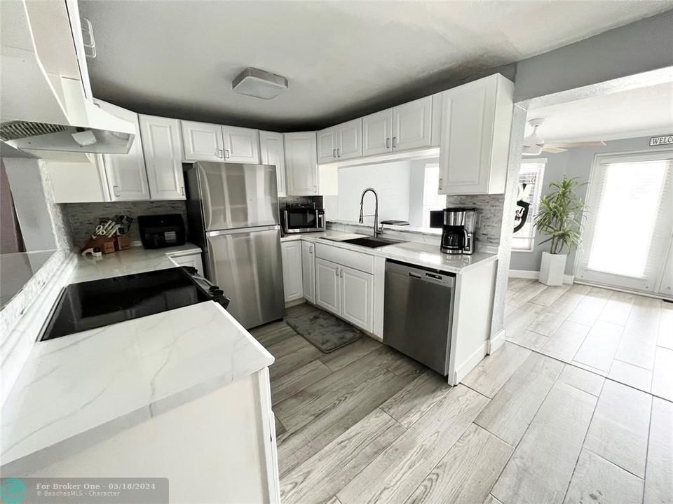 Active With Contract: $464,900 (2 beds, 1 baths, 1046 Square Feet)