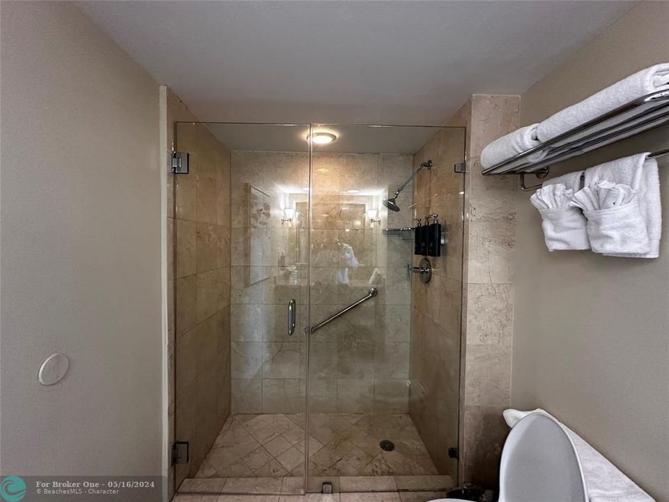 For Sale: $279,000 (2 beds, 2 baths, 810 Square Feet)