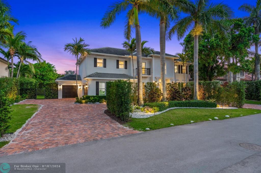 Active With Contract: $3,000,000 (5 beds, 5 baths, 4192 Square Feet)