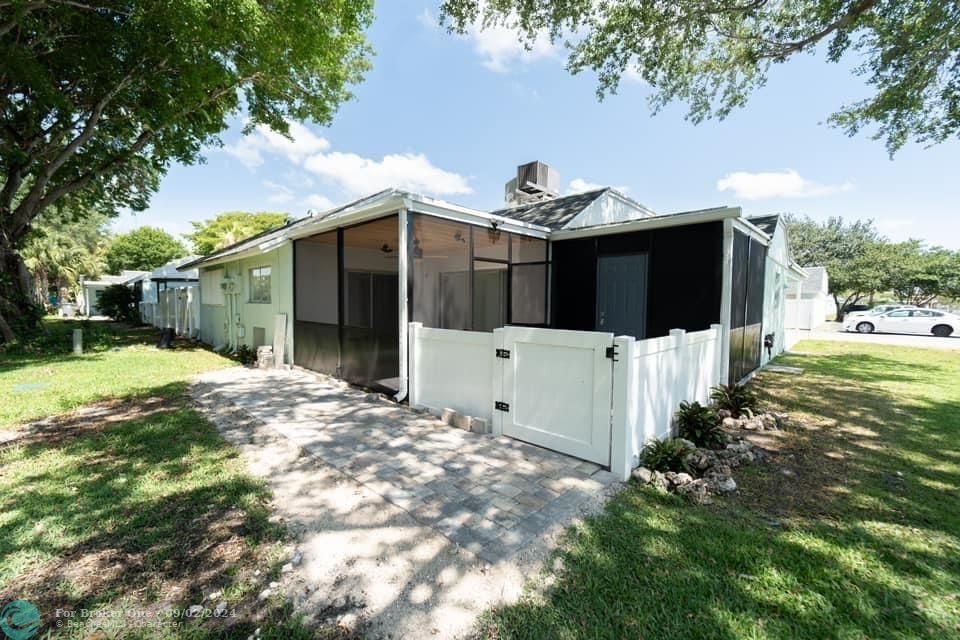 For Sale: $349,000 (2 beds, 2 baths, 1039 Square Feet)