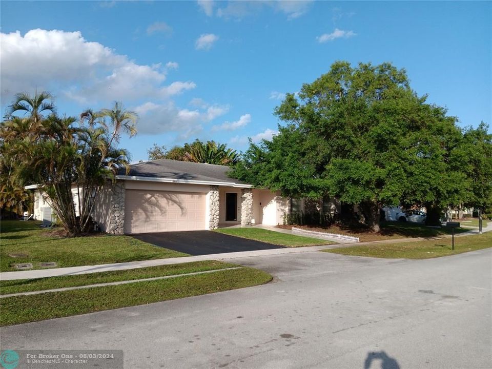 For Sale: $840,000 (3 beds, 2 baths, 2396 Square Feet)