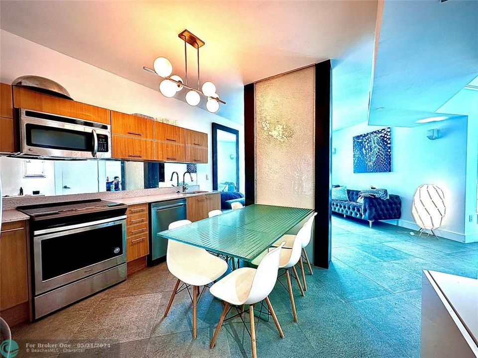 For Sale: $400,000 (1 beds, 1 baths, 704 Square Feet)