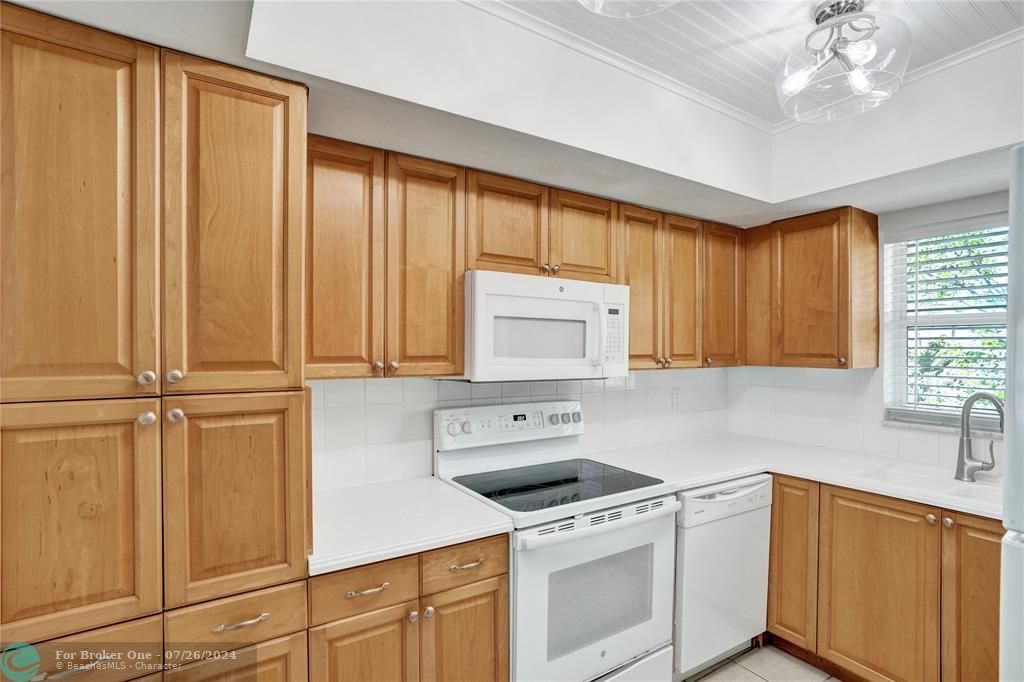 Recently Rented: $2,300 (2 beds, 2 baths, 945 Square Feet)