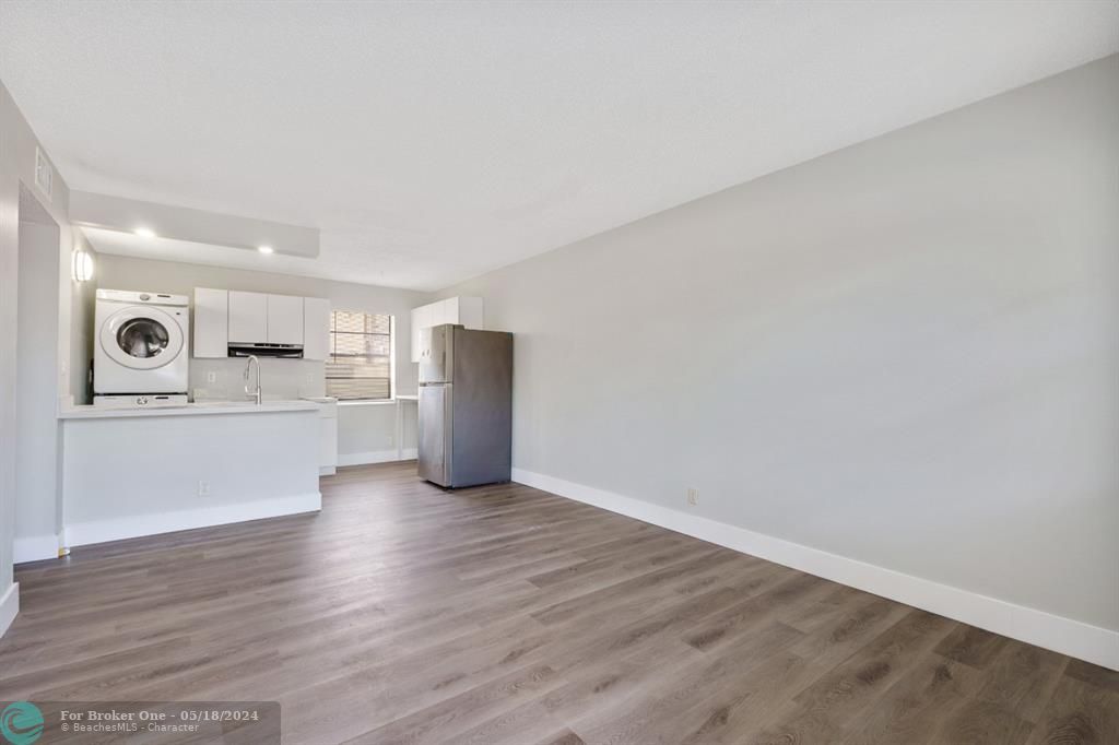 For Sale: $2,125 (2 beds, 1 baths, 725 Square Feet)