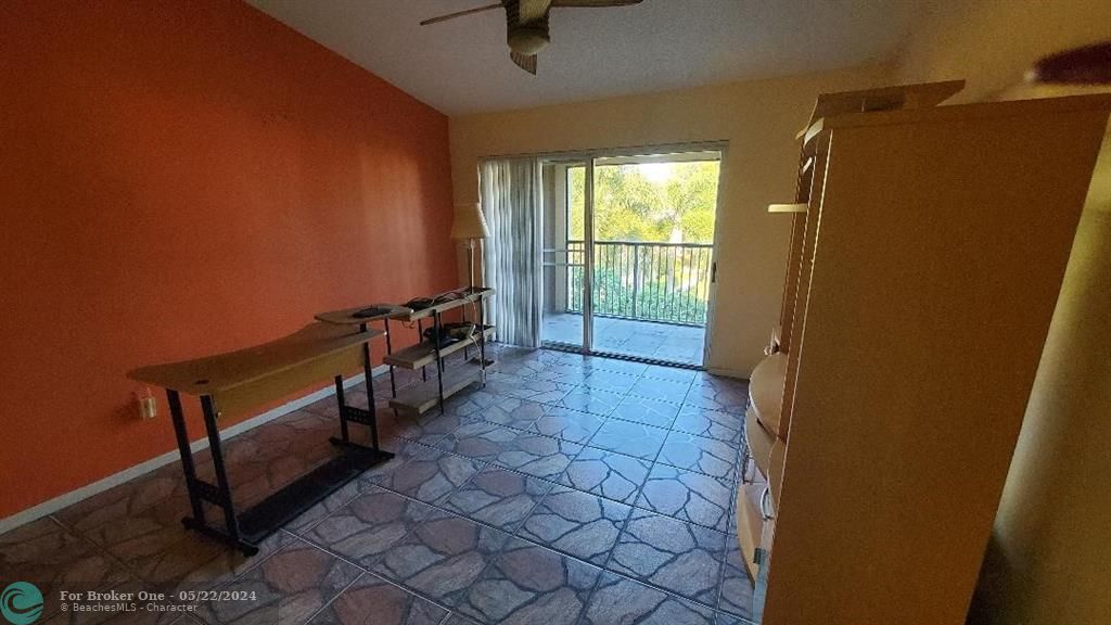 For Sale: $240,000 (2 beds, 1 baths, 834 Square Feet)