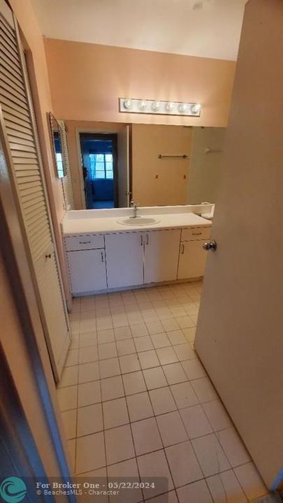 For Sale: $240,000 (2 beds, 1 baths, 834 Square Feet)