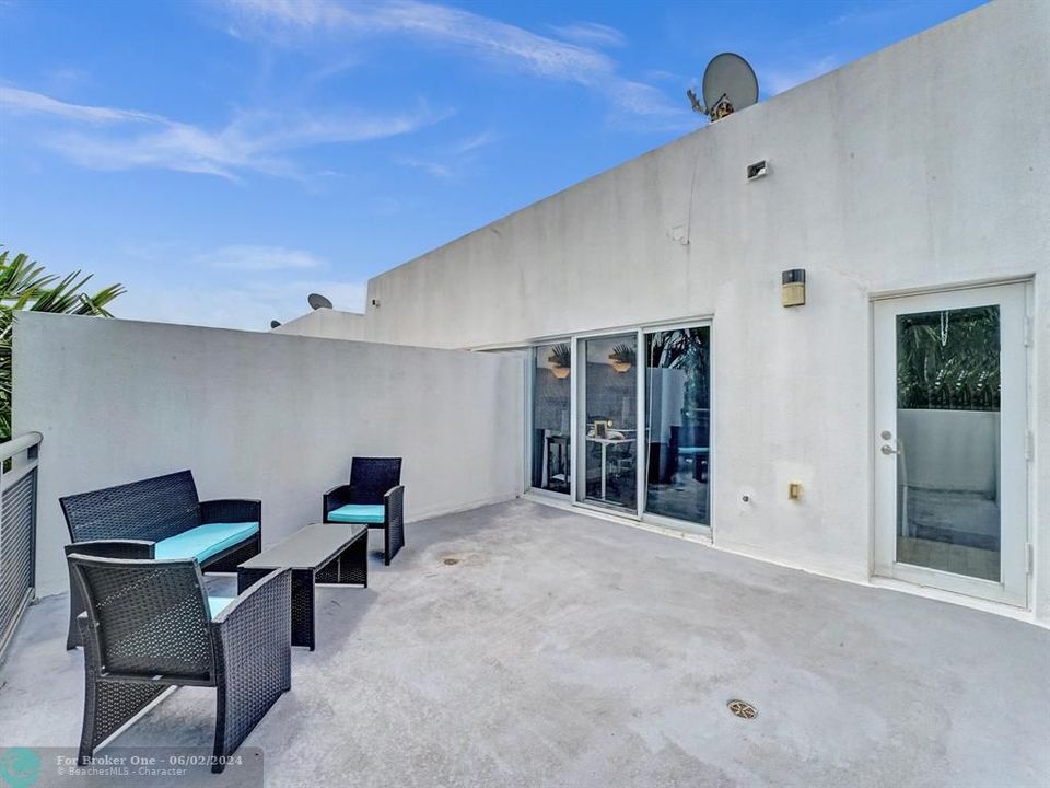 Active With Contract: $775,000 (3 beds, 3 baths, 2094 Square Feet)