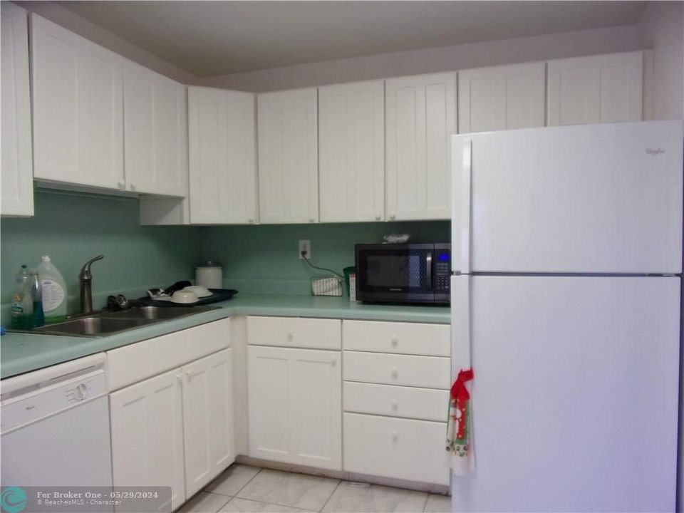 For Sale: $250,000 (3 beds, 2 baths, 1390 Square Feet)