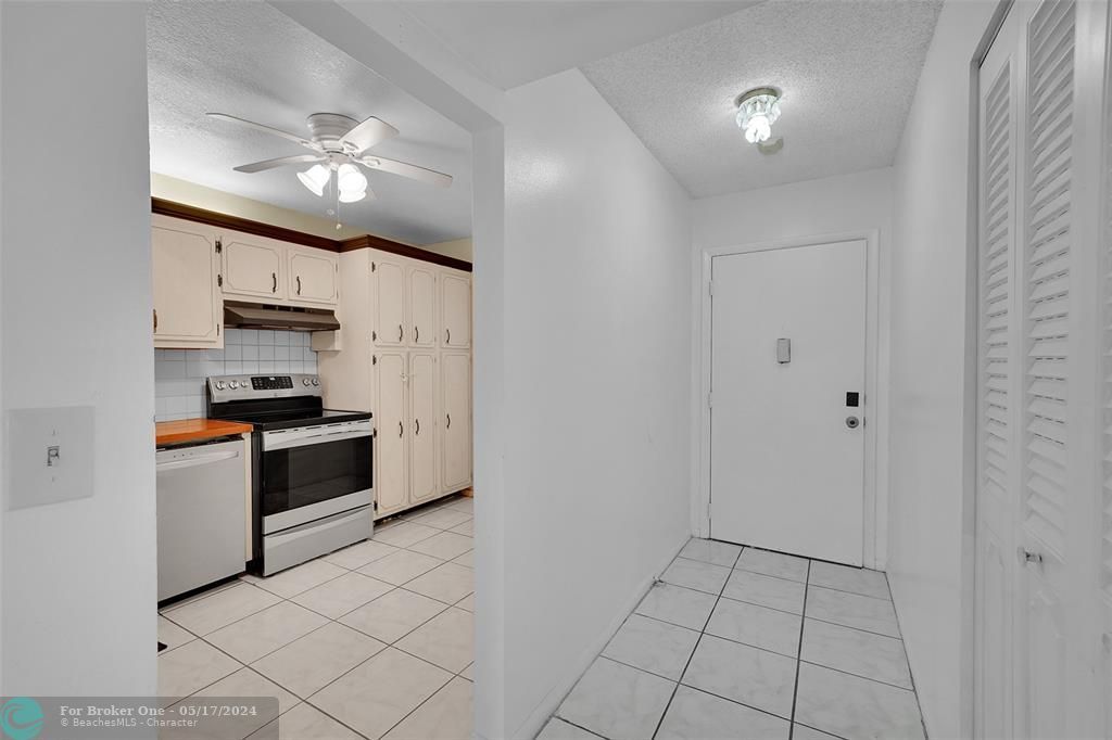 For Sale: $165,000 (2 beds, 2 baths, 1021 Square Feet)