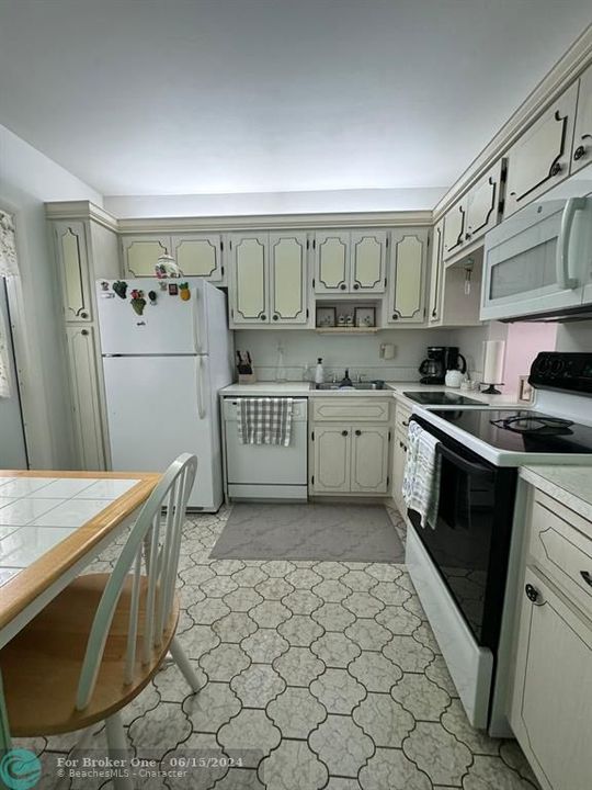 For Sale: $190,000 (2 beds, 2 baths, 909 Square Feet)