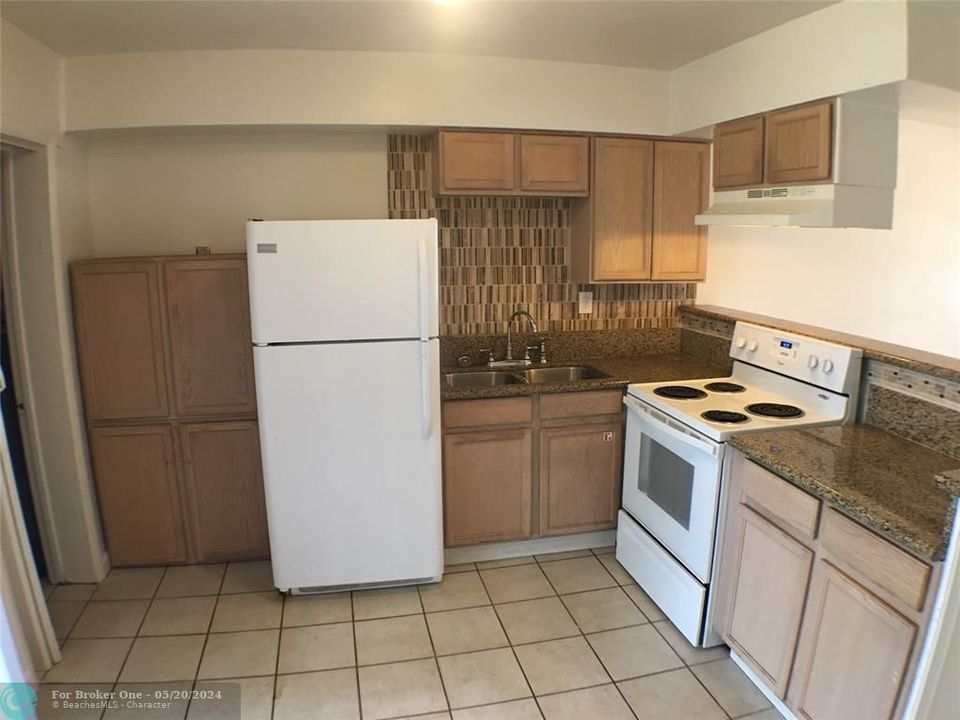 Recently Sold: $1,900 (2 beds, 1 baths, 725 Square Feet)