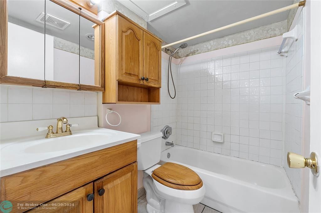 最近售出: $339,000 (2 贝兹, 1 浴室, 857 平方英尺)
