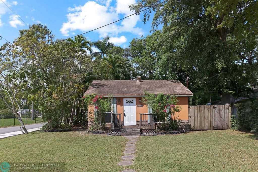 Active With Contract: $365,000 (2 beds, 2 baths, 816 Square Feet)