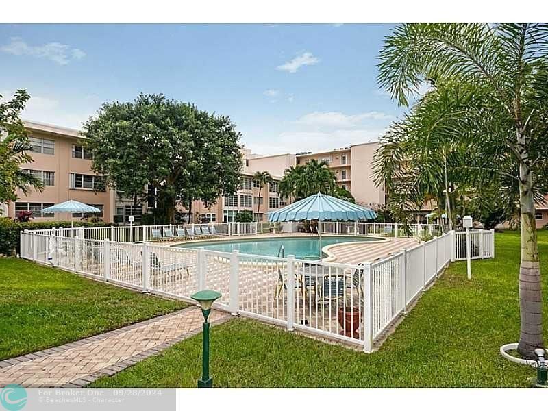 Active With Contract: $235,000 (1 beds, 1 baths, 715 Square Feet)