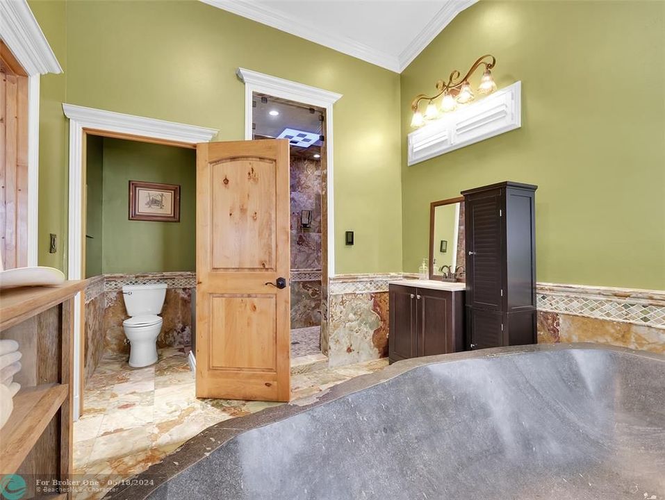 最近售出: $1,590,000 (3 贝兹, 3 浴室, 2234 平方英尺)
