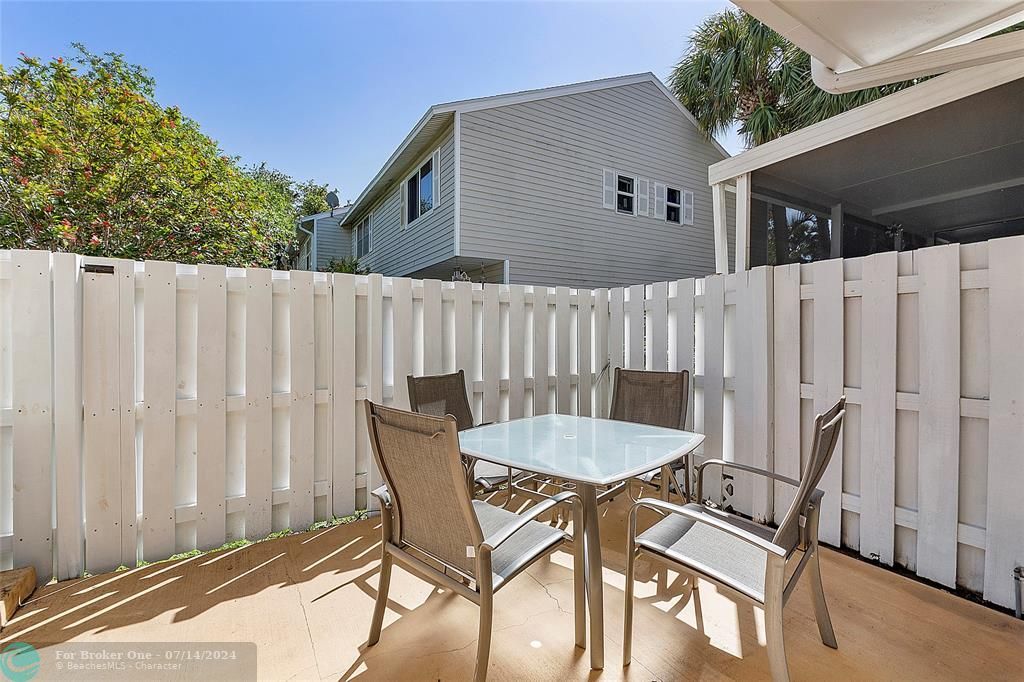 For Sale: $379,000 (2 beds, 2 baths, 1008 Square Feet)