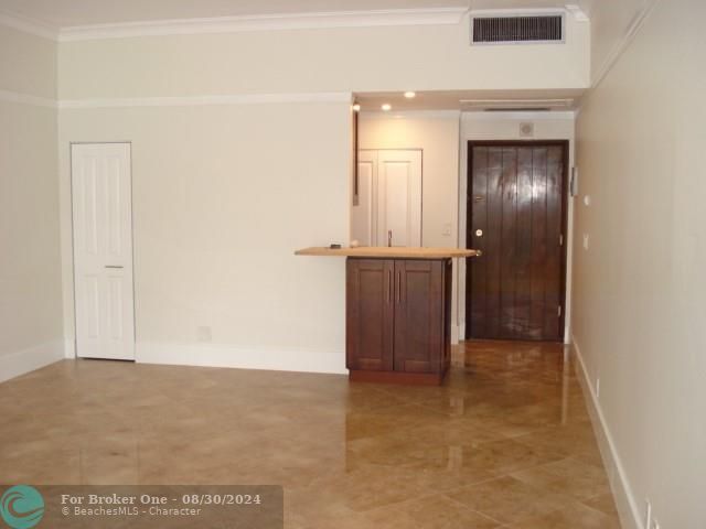 Active With Contract: $1,300 (0 beds, 1 baths, 450 Square Feet)