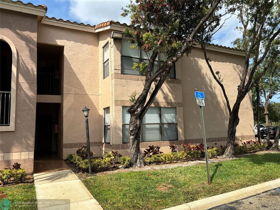 Active With Contract: $279,900 (2 beds, 2 baths, 1100 Square Feet)