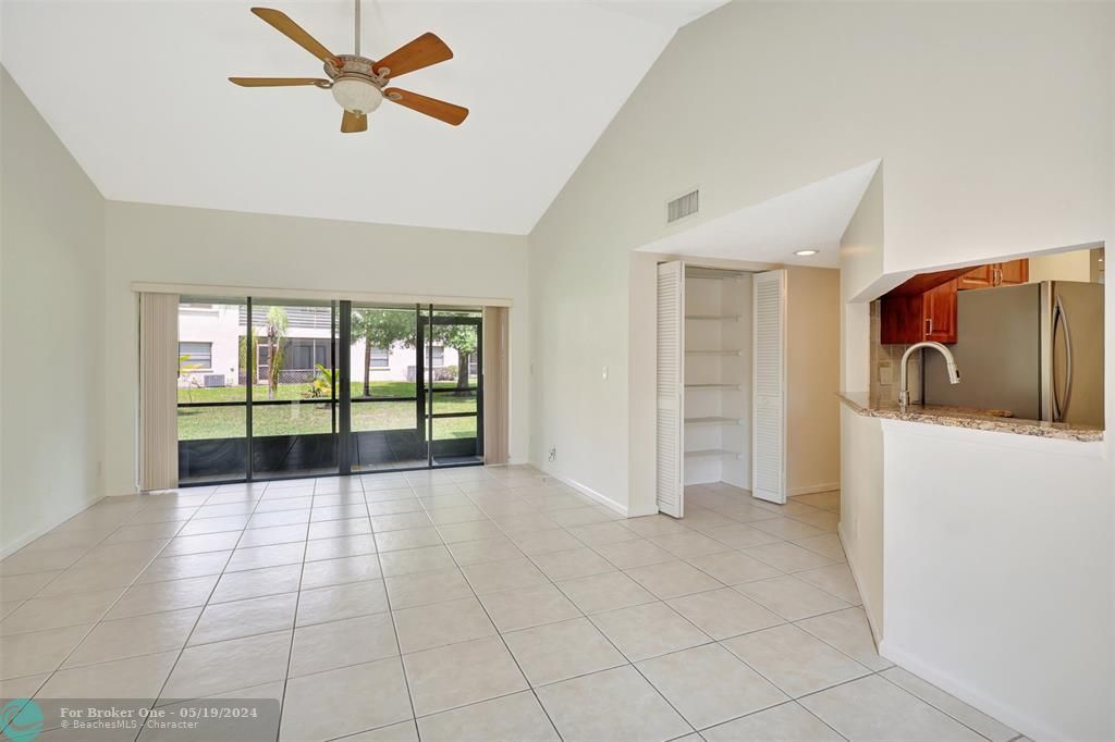 Active With Contract: $249,000 (2 beds, 2 baths, 996 Square Feet)