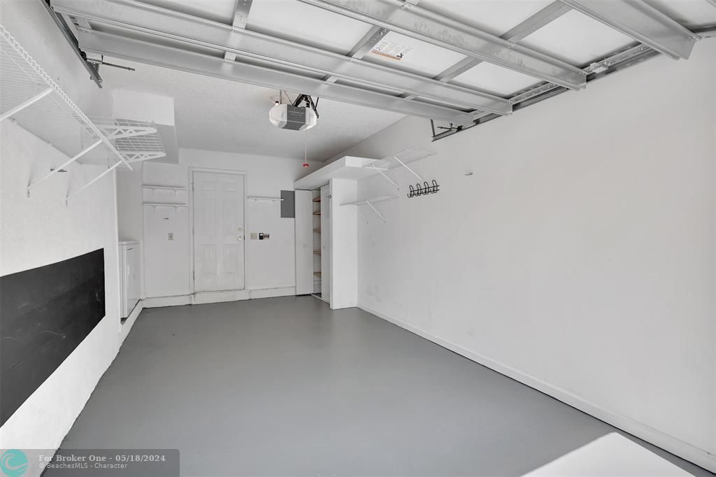 Active With Contract: $249,000 (2 beds, 2 baths, 996 Square Feet)