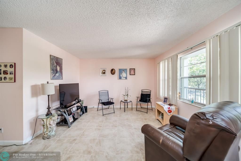 For Sale: $164,900 (1 beds, 1 baths, 811 Square Feet)