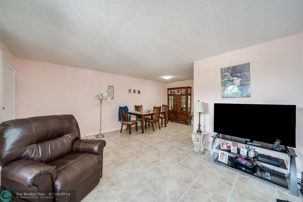 For Sale: $164,900 (1 beds, 1 baths, 811 Square Feet)