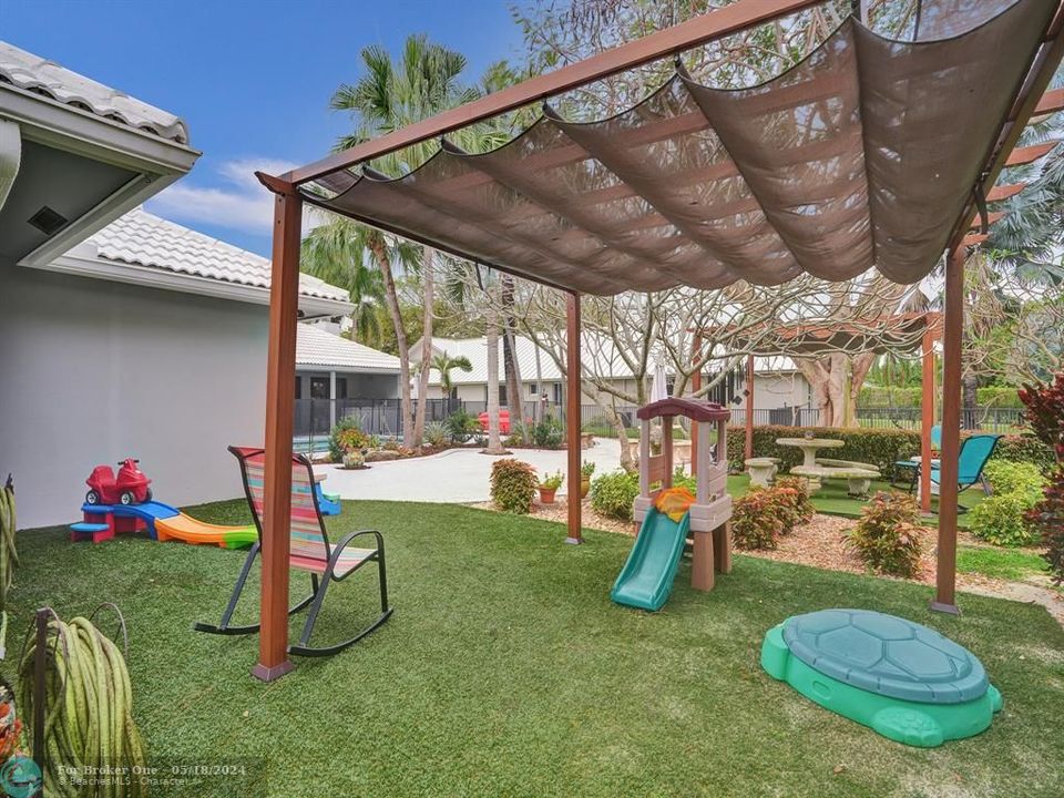 For Sale: $1,900,000 (5 beds, 4 baths, 3920 Square Feet)