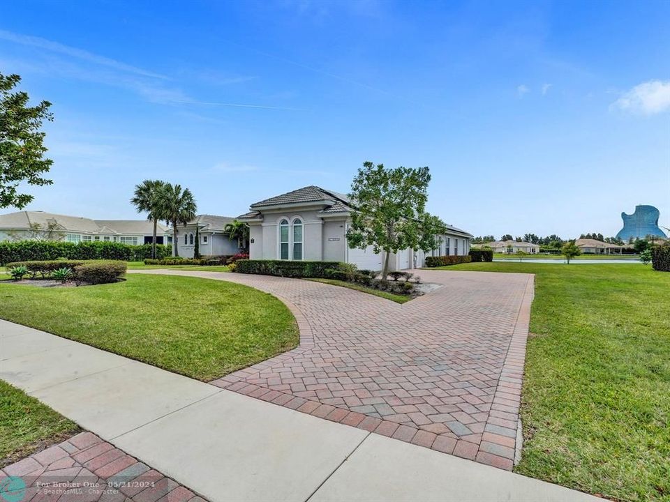 For Sale: $2,099,000 (5 beds, 4 baths, 6004 Square Feet)