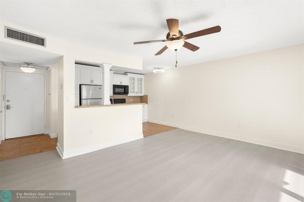 For Sale: $139,000 (1 beds, 1 baths, 680 Square Feet)