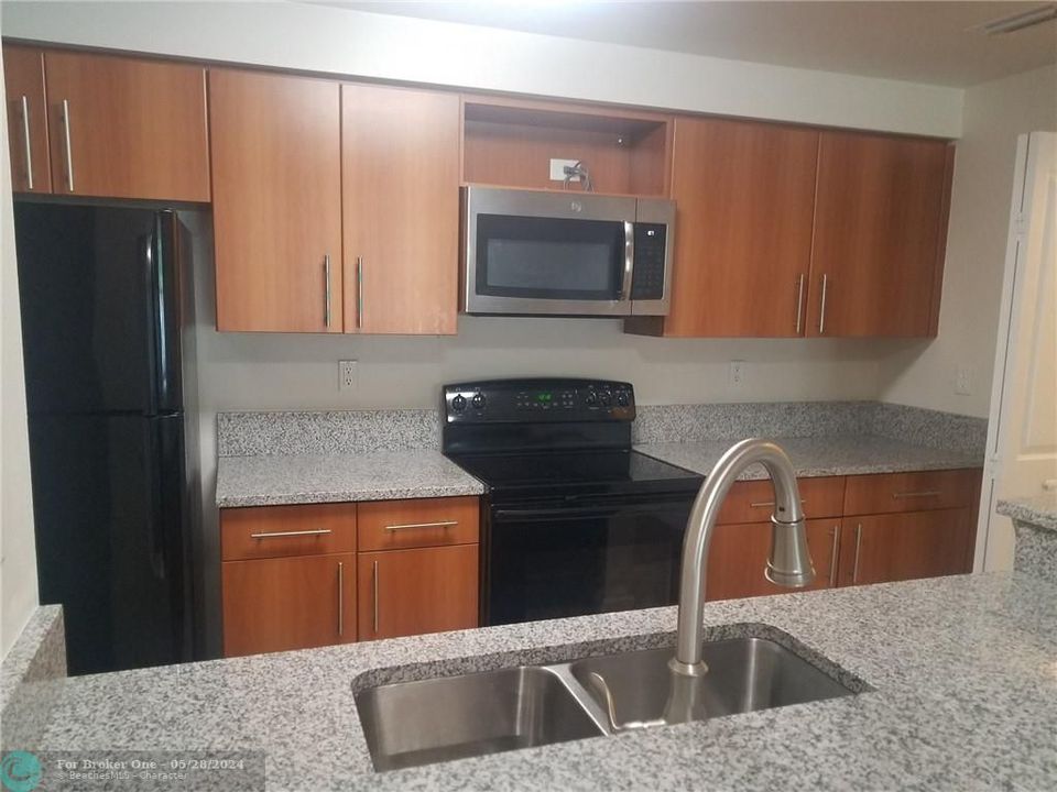 Recently Rented: $1,600 (1 beds, 1 baths, 713 Square Feet)