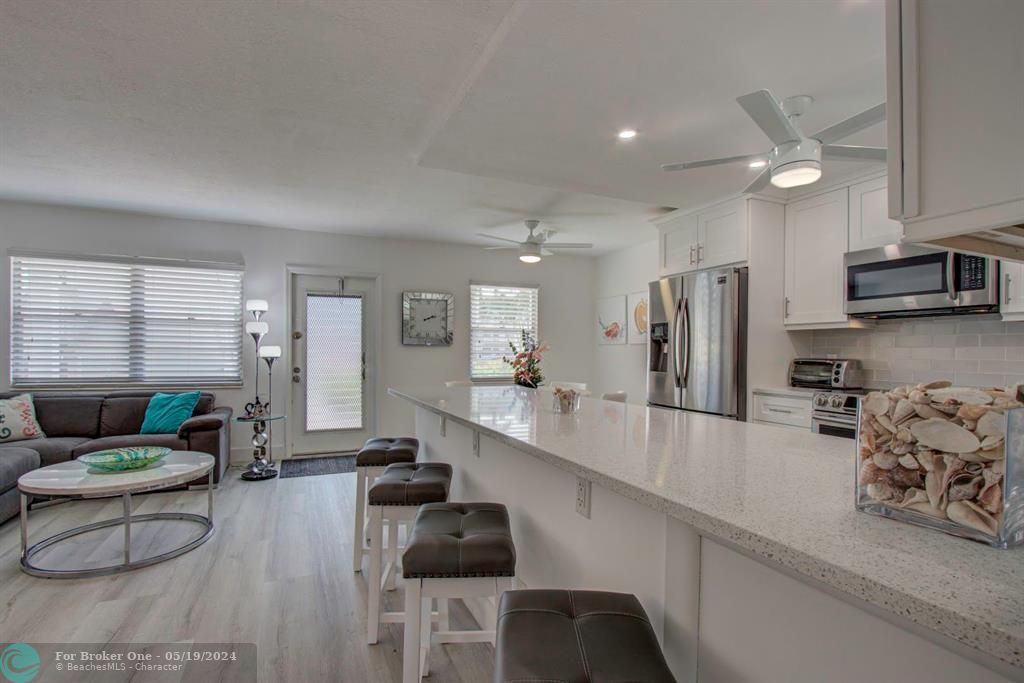 For Sale: $274,900 (2 beds, 2 baths, 916 Square Feet)