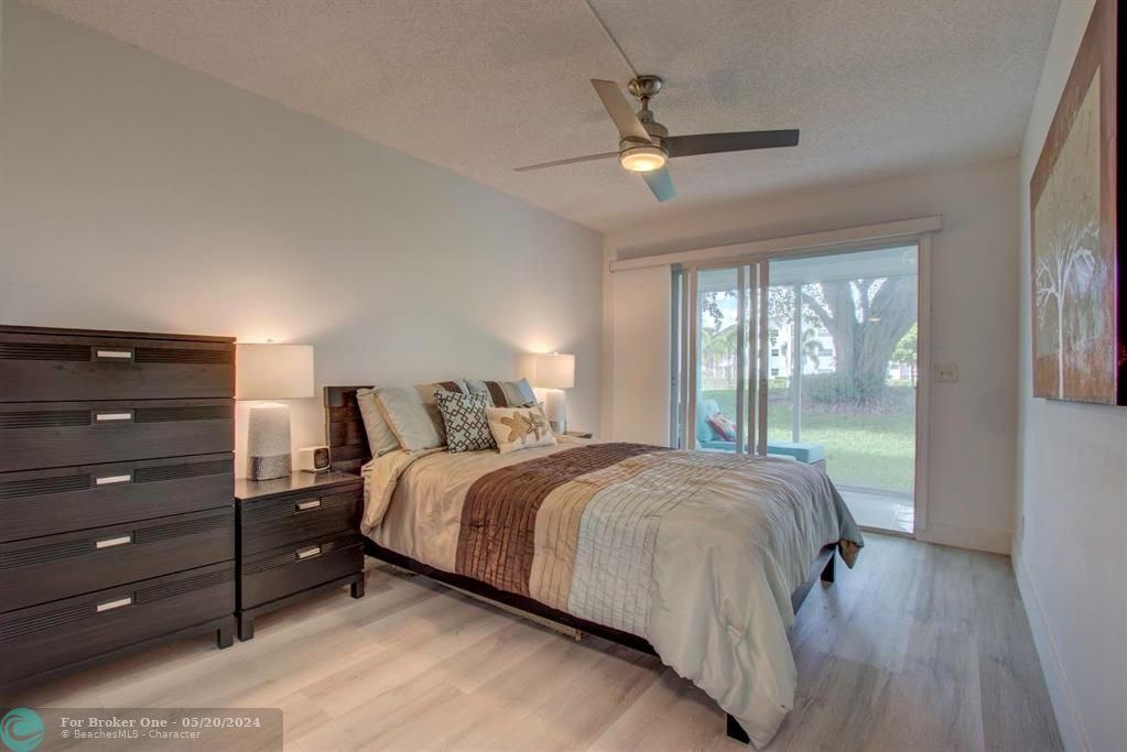 For Sale: $274,900 (2 beds, 2 baths, 916 Square Feet)