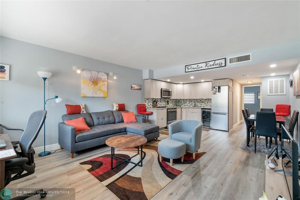 Active With Contract: $1,900 (1 beds, 1 baths, 685 Square Feet)