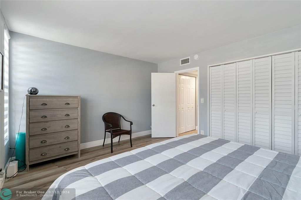 Active With Contract: $1,900 (1 beds, 1 baths, 685 Square Feet)