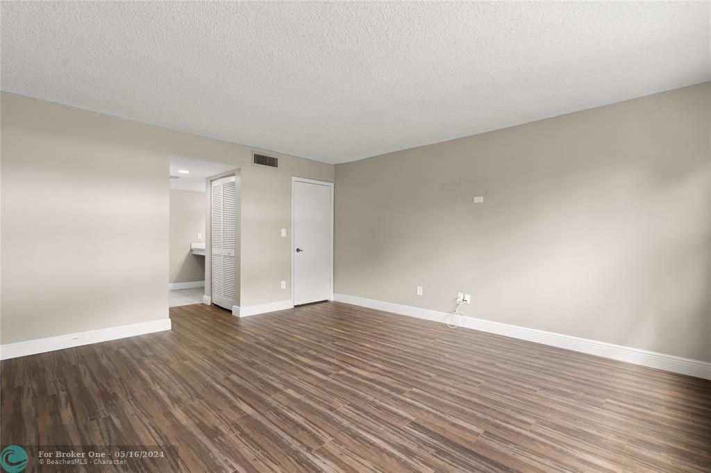 For Sale: $369,000 (2 beds, 2 baths, 1292 Square Feet)