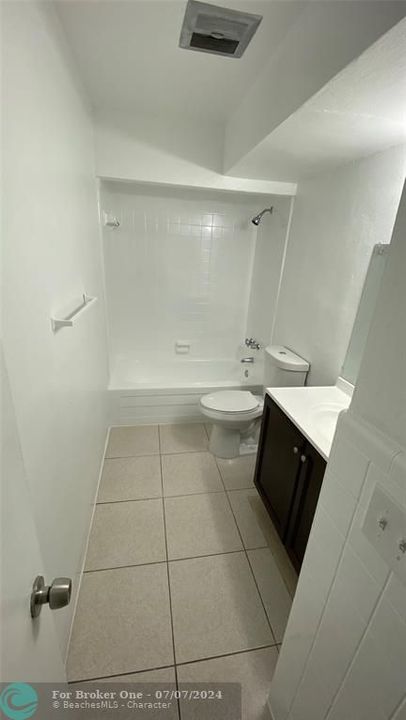 Active With Contract: $1,650 (1 beds, 1 baths, 620 Square Feet)