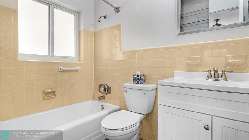 For Sale: $2,350 (2 beds, 2 baths, 834 Square Feet)