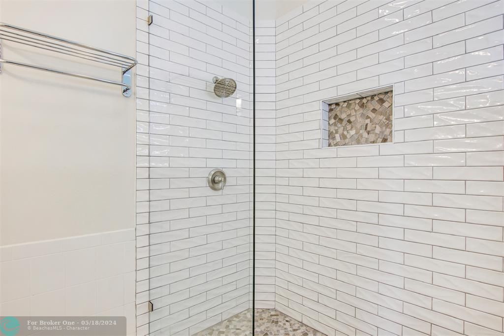 最近售出: $600,000 (3 贝兹, 2 浴室, 1988 平方英尺)