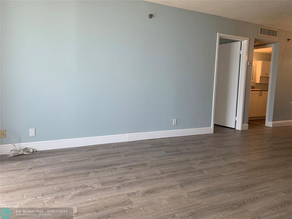 For Sale: $729,000 (1 beds, 1 baths, 956 Square Feet)