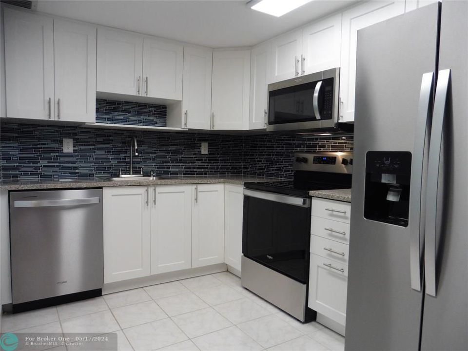 For Sale: $749,000 (1 beds, 1 baths, 956 Square Feet)