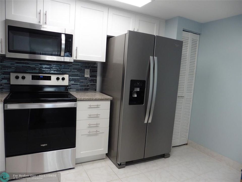 For Sale: $729,000 (1 beds, 1 baths, 956 Square Feet)
