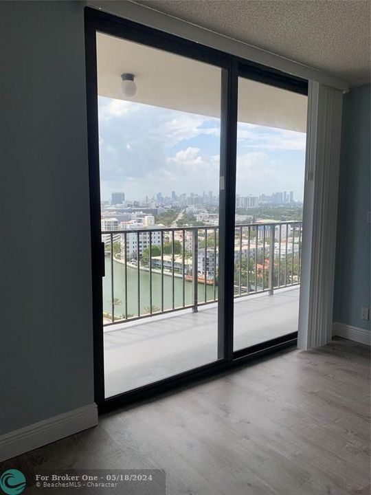 For Sale: $749,000 (1 beds, 1 baths, 956 Square Feet)