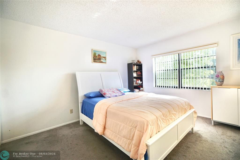 For Sale: $189,000 (2 beds, 2 baths, 936 Square Feet)