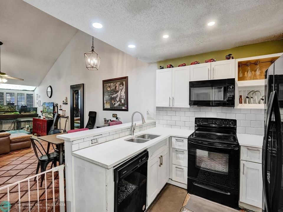 Active With Contract: $310,000 (2 beds, 2 baths, 1186 Square Feet)