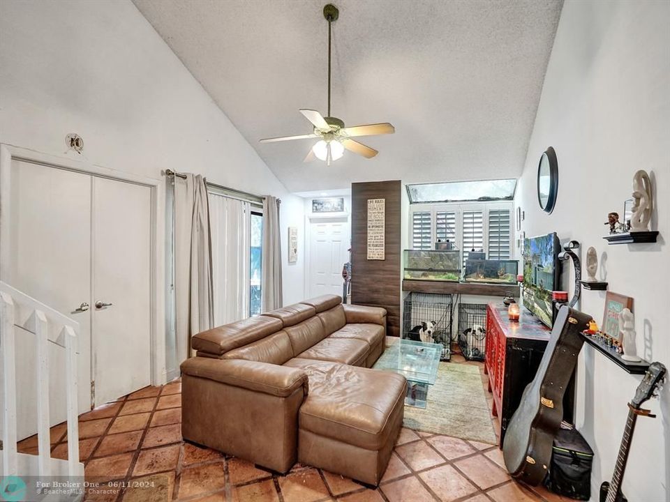 Active With Contract: $310,000 (2 beds, 2 baths, 1186 Square Feet)