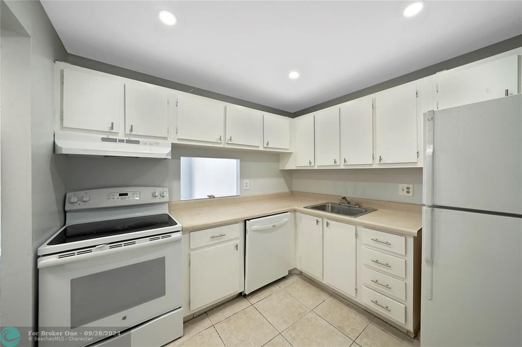 For Sale: $175,000 (2 beds, 2 baths, 906 Square Feet)