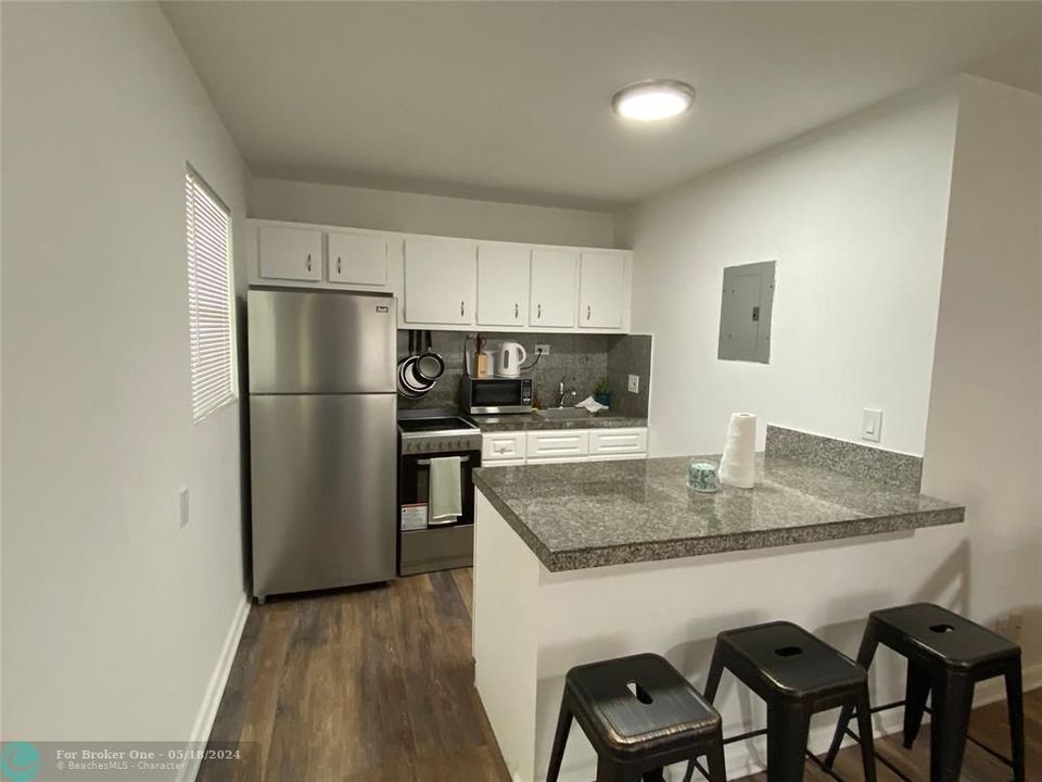 For Sale: $2,200 (2 beds, 1 baths, 700 Square Feet)