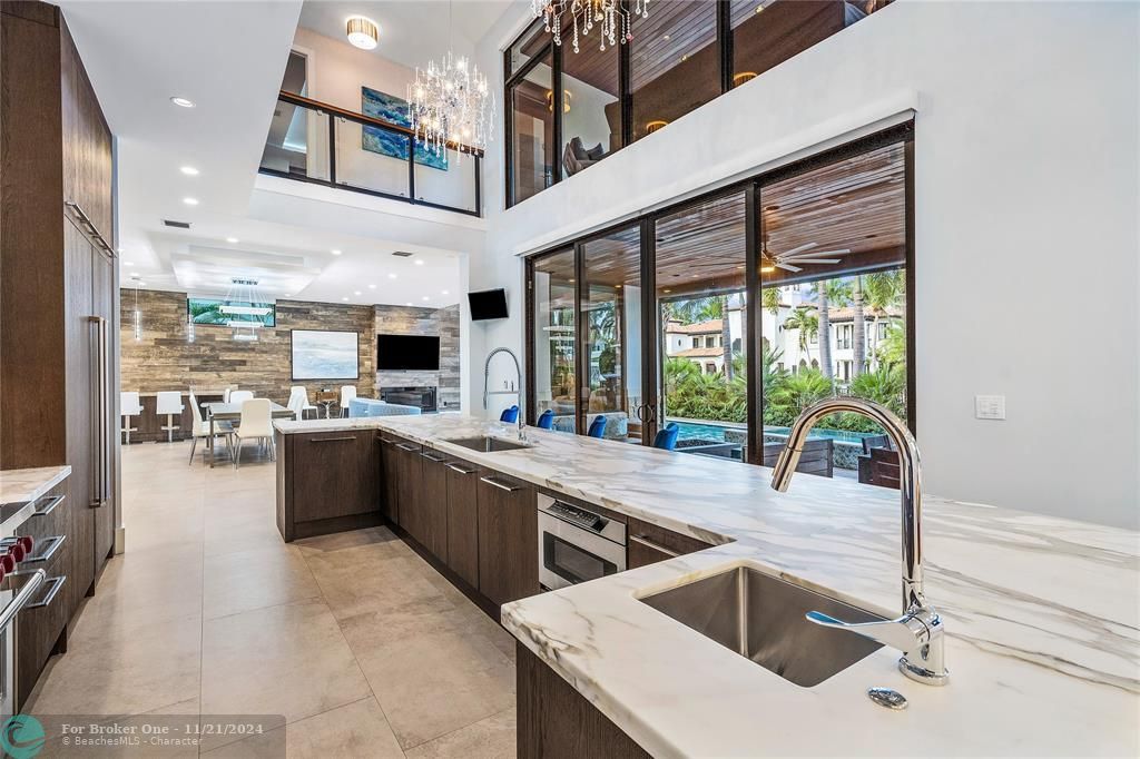 For Sale: $8,995,000 (6 beds, 7 baths, 6600 Square Feet)