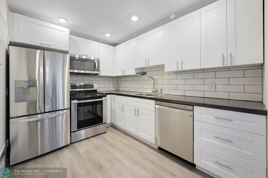 Active With Contract: $249,000 (1 beds, 1 baths, 705 Square Feet)
